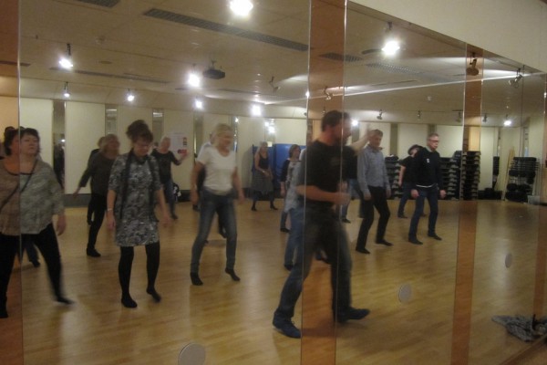 Deltagarna försöker att på en timme bli fullfjädrade line-dansare.