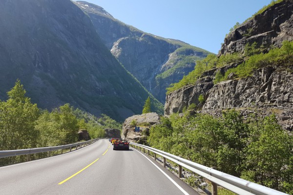 Så häftigt att åka nedcabbat bland fjälls.