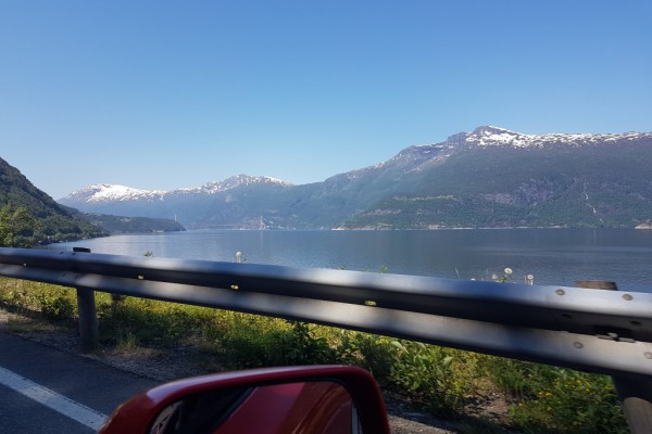 Så häftigt att åka nedcabbat bland fjälls.