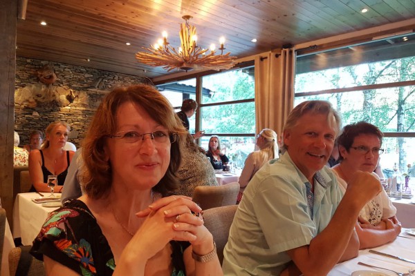 Anna-Karin, Finn och Jeanette väntar in det goda maten på Hotell Flåmsbrygga