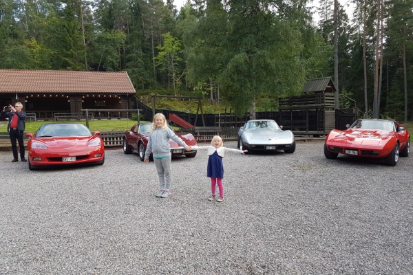 Stefan passar på och fota en och annan bil medans två glada och nöjda barn (Ida och Ellen) visar upp sig.