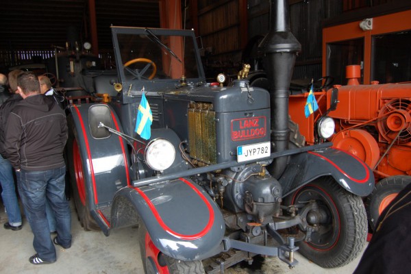 En fin tracktor med tennkulemotor
