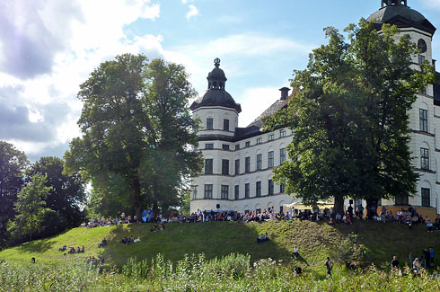 Publik beskådar båtracingen.