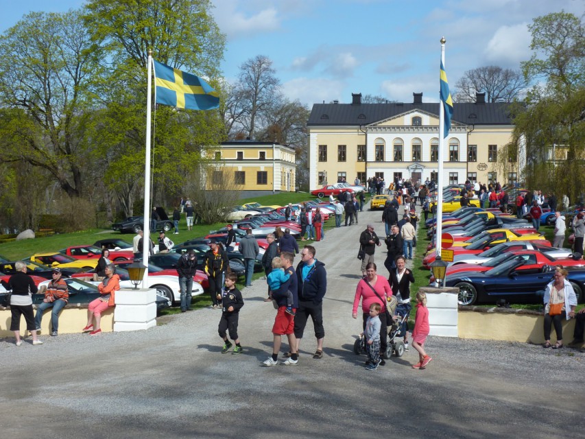 Taxinge slott inramat av Corvetter