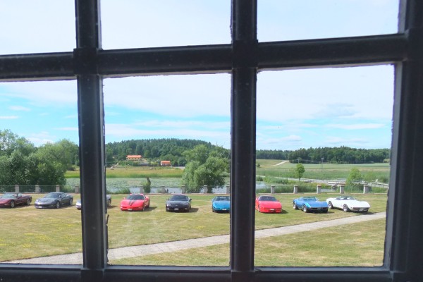 Corvettteparkering framför slottet.