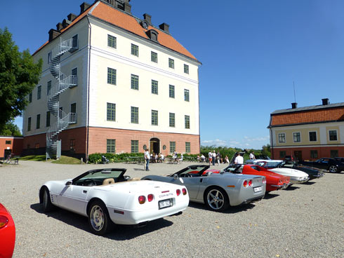 Vär framme får vi parkera i en rad framför slottet.