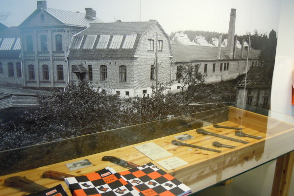 Muséet med gamla verktyg och foto av gamla fabriken.