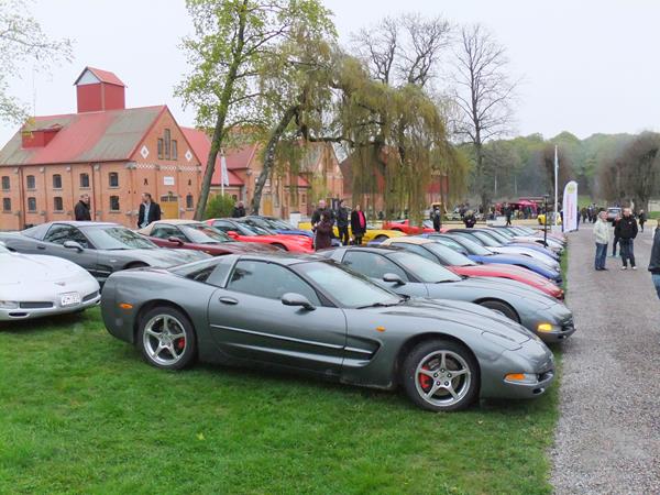 Corvetteparkeringen med lunchladan i bakgrunden.