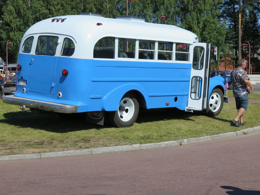 31/7, Jerka kliver av skolbussen (det ser ut att vara länge sedan han gick i skolan).