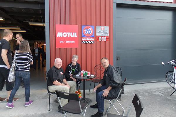 Fika utanför AK´s garage.