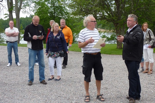 Vår eminente guide Karl-Gustav samspråkar med Jerka.