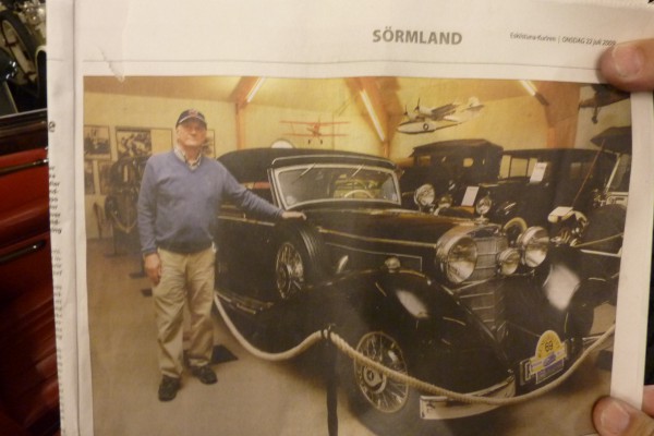 I en av bilarna hittades denna tidning från 2009 med bild på
slottsherren och samlaren Helge Karinen.