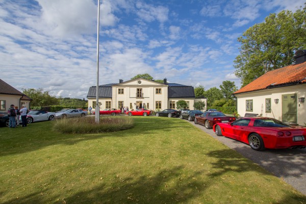 Siggesta gård med Corvetter framför.