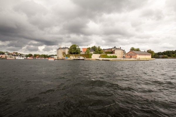 Vaxholms fästning, i bakgrunden till vänster Vaxholm.