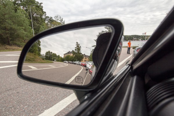 Kö till bilfärjan vid Oxdjupsleden.