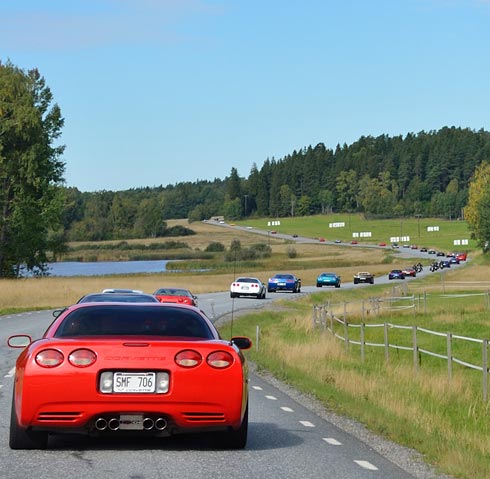 Sedan gick färden genom ett ljuvligt höstsoligt Sörmland. Tillräckligt varmt för att 
de flesta åkte ”under bar himmel” I Södertälje åkte vi ut på E4an för att undvika 
trafikljusen i Södertälje. På E4an fanns det möjlighet för de som inte är rädda om 
körkortet att ”Sträcka ut”. Vid Trafikplats Nykvarn, som är dess officiella namn, 
åkte vi av motorvägen och kom ifatt ”flåbusarna” igen.