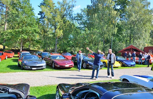 Vid gruvan fick vi parkera på gräsmattorna framför restaurangen.