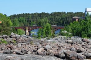 Träbro över älven
