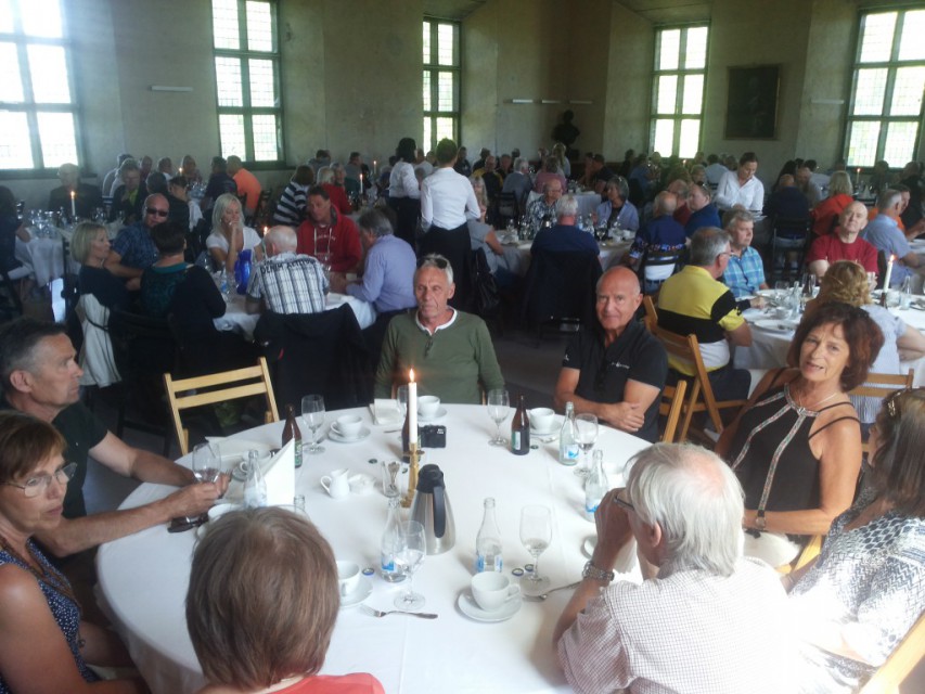 Nöjda matgäster i Stora slottssalen