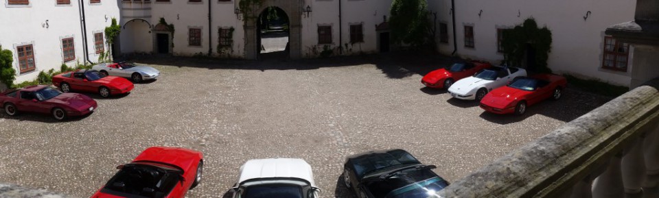 C4:orna har intagit hedersplatsen på slottsgården