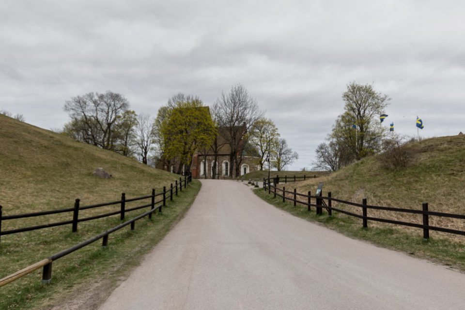 Till höger: Tingshögen till vänster: Östhögen i bakgrunden Gamla Uppsala Kyrka.