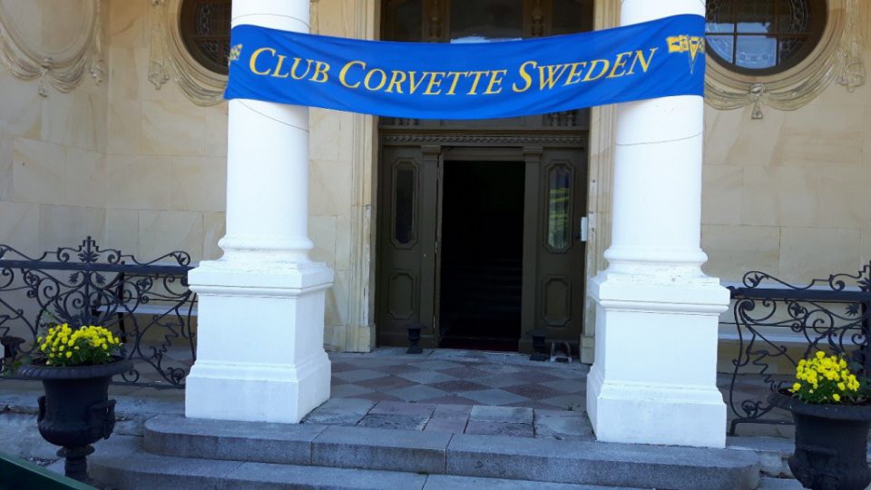 Här sitter vår fina klubb-banderoll vid slottsingången