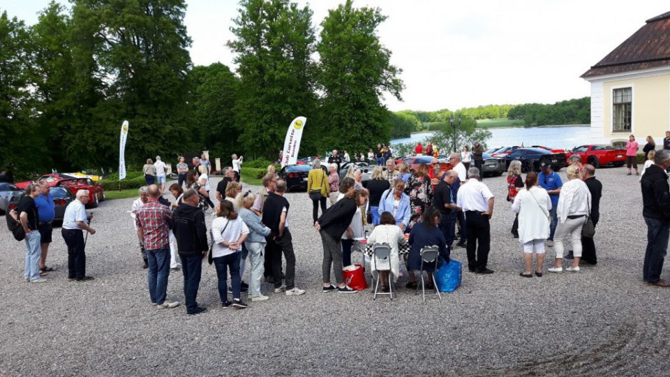 Mingel bland Corvette vänner innan Nationaldagslunch