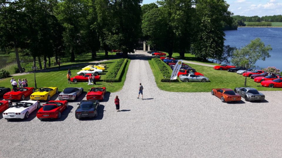 Vy över slottsgården med några av de 80 Corvetterna