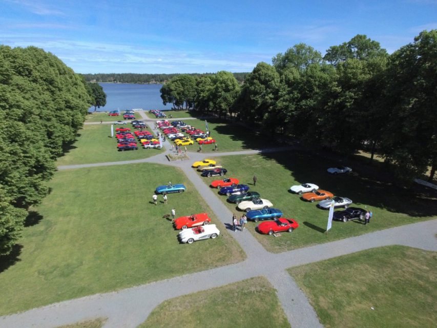 Vy över slottsparken med våra Corvetter