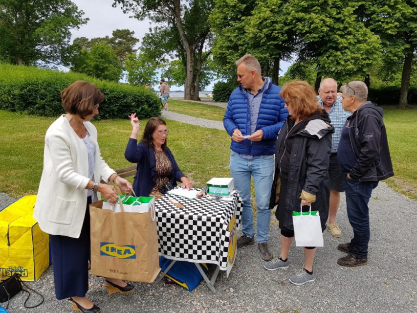Ingrid och Siw skötte incheckningen samt utdelning av present till damerna