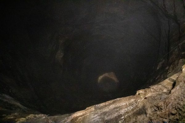 Ljuset i botten är 155 meter längre ner. 155 till 318 meter är vatten fyllt.