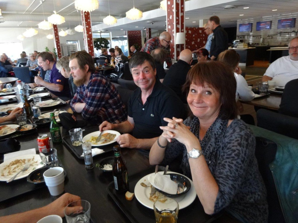 Christer och Christina mitt i lunchen