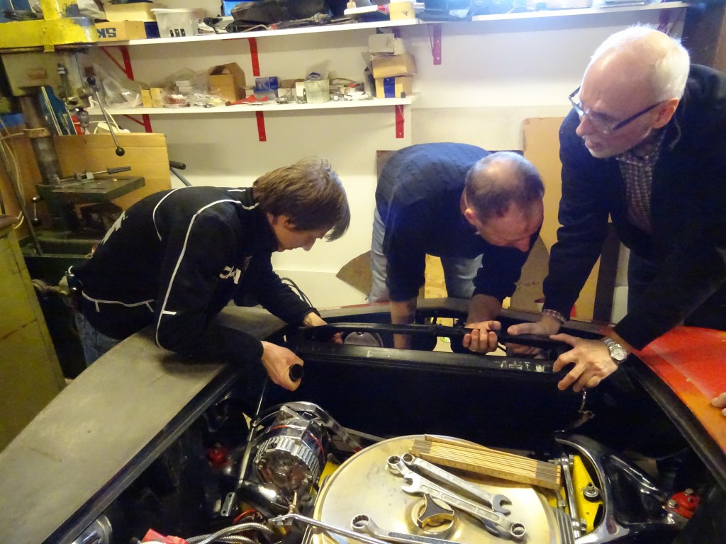 Gergö, Anders och Lars monterar kylaren