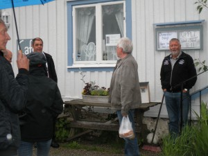 Nöjda besökare på väg hem.